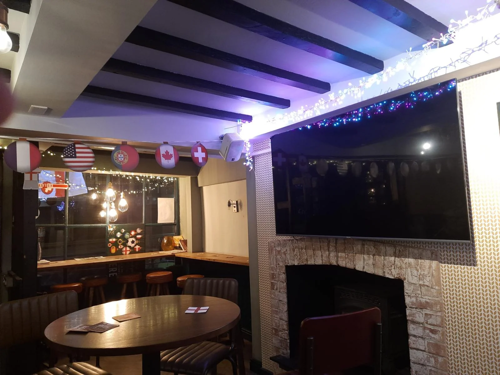 Live sports at the pub - big screens and cosy atmosphere
